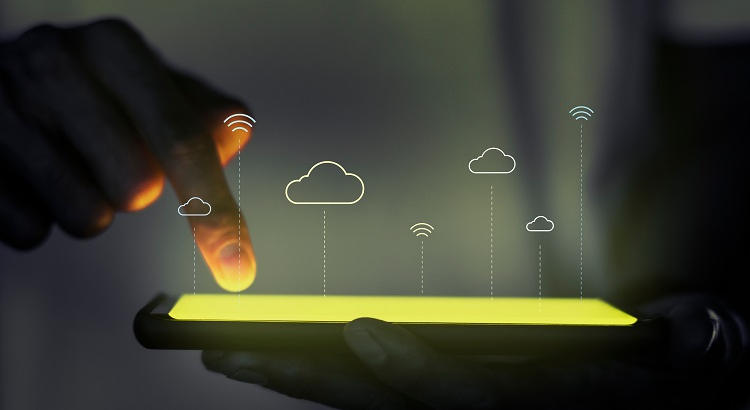 Mano pulsando iconos en la pantalla de un dispositivo móvil. 