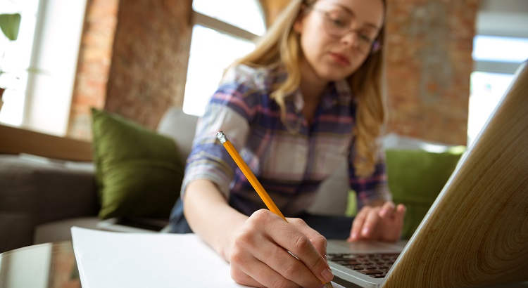 Joven estudiante trabajando con el ordenador. 