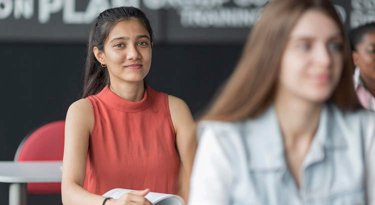 La mujer en Educación: sobresaliente su presencia en el aula y resultados de FP a Universidad