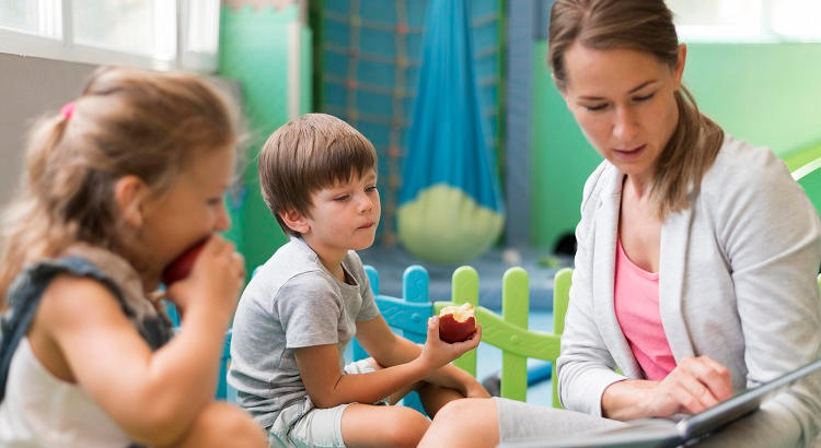 Desarrolla tu vocación como maestro de Educación Infantil con UCAV: formación, requisitos y salidas