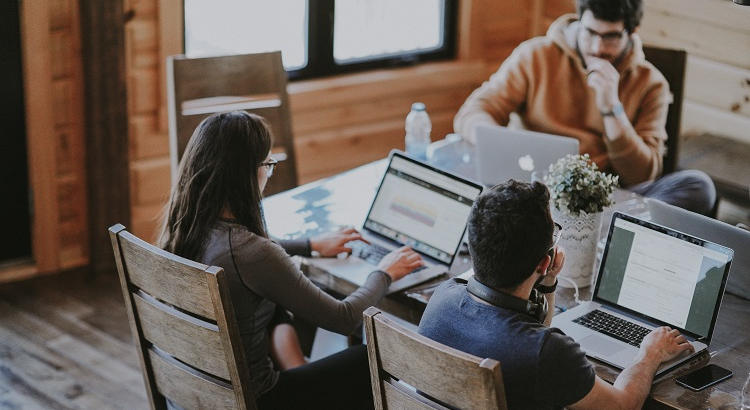 Jóvenes trabajando en el ordenador. | Annie Spratt vía Unsplash