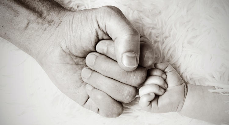 Manos unidas de padre e hijo. | Heike Mintel  vía Unsplash