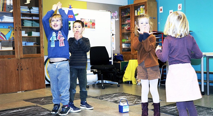 Niños en clase aprendiendo habilidades de lectura con movimiento de todo su cuerpo. | University of Copenhagen