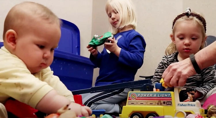 Niños juegan e interactúan con objetos en el Laboratorio Smith en IU Bloomington. | Indiana University
