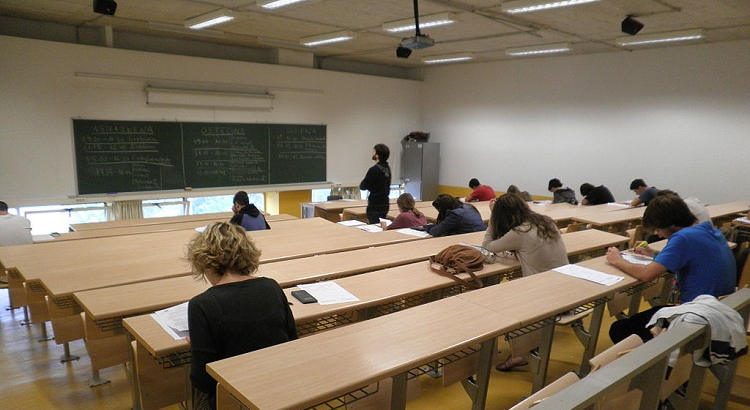 Estudiantes en plenos exámenes de Selectividad. | Joxemai, wikimedia commons