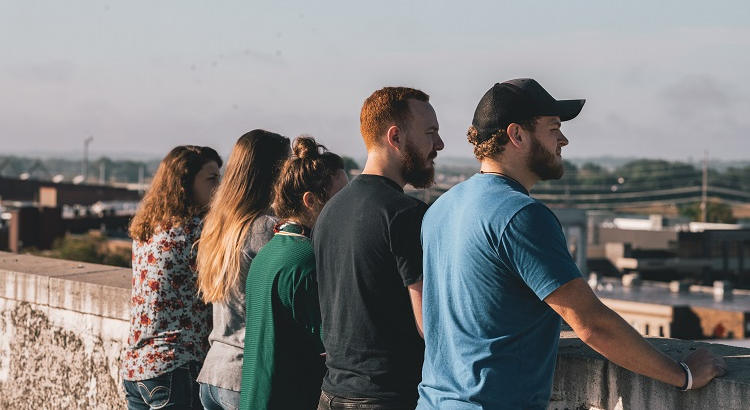 Jóvenes conscientes de un futuro laboral en el extranjero colocan a la familia y la educación como pilares según la Fundación SM