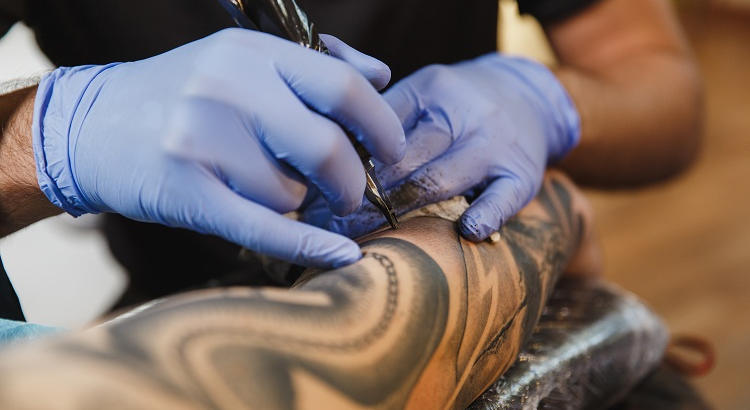 ¿Cómo ser tatuador profesional? Formación y requisitos en YaEstudio para acceder a esta profesión de arte en la piel