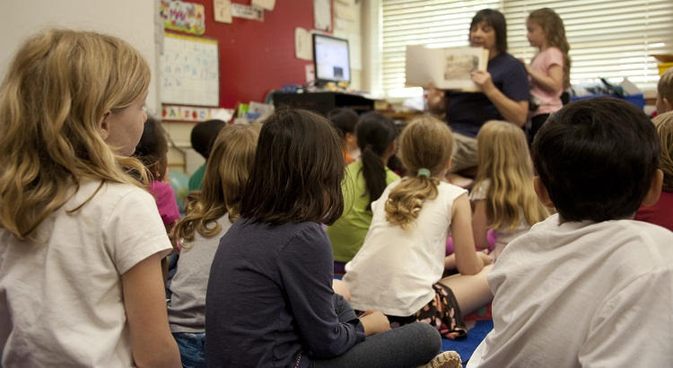 Niños en el aula de la escuela. | CDC vía Unsplash