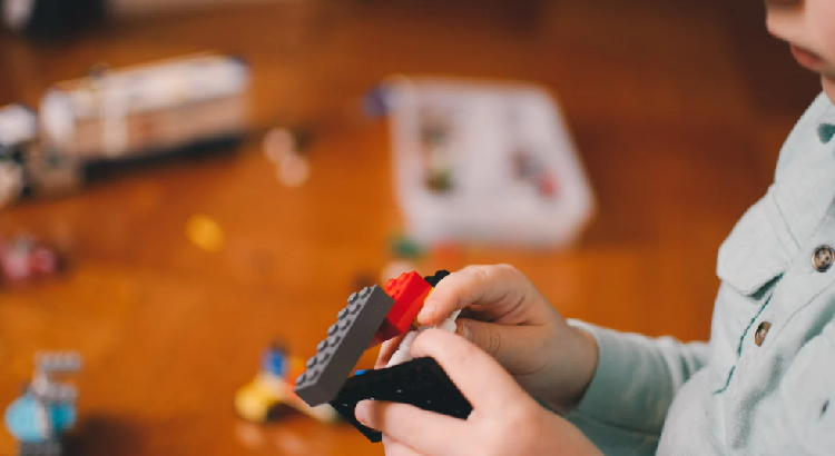 
Los niños pueden dominar tareas con la ayuda de cambios de estrategia espontáneos. | Kelly Sikkema vía Unsplash