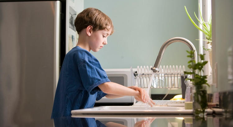Niño realizando tareas del hogar. | CDC vía Unsplash