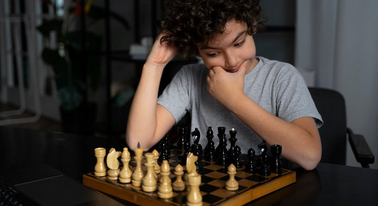 Niño jugando al ajedrez. 