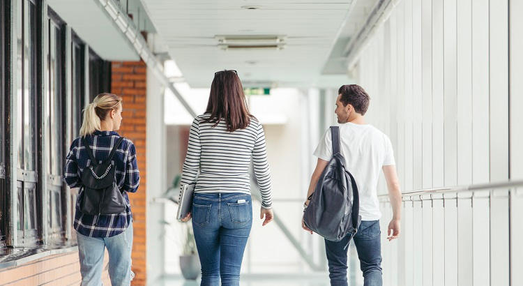 Los españoles nacidos en los 90 con estudios universitarios son 3 centímetros más altos