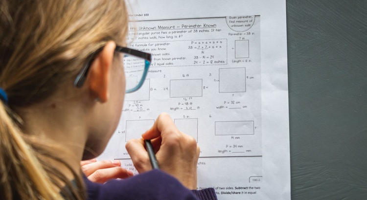 Elogiar la inteligencia de los hijos puede influir de forma negativa en su rendimiento matemático según la Universidad de Georgia