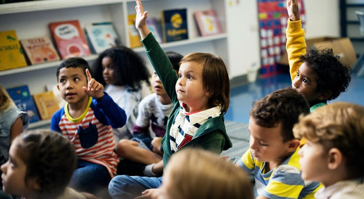 Niños participando en el aula. 