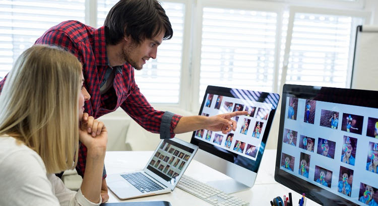 Jóvenes publicistas trabajando en una agencia de publicidad. 