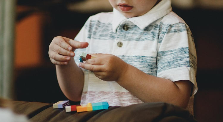 Investigadores de Yale han identificado áreas del cerebro asociadas con la sintomatología social del autismo. | En la imagen: niño con autismo jugando con bloques. Foto de Caleb Woods vía Unsplash.
