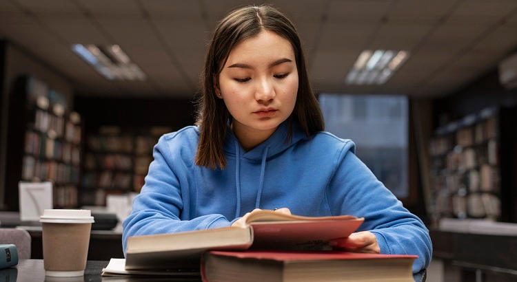 Combinar las estrategias de espaciado y recuperación puede ser clave en el aprendizaje, ya que ralentiza el olvido. En la imagen: Joven estudiante en la biblioteca. 