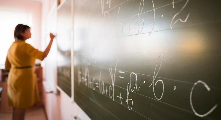 Cada vez hay más profesores mayores de 50 años en centros educativos públicos españoles. | Profesora impartiendo clase. 