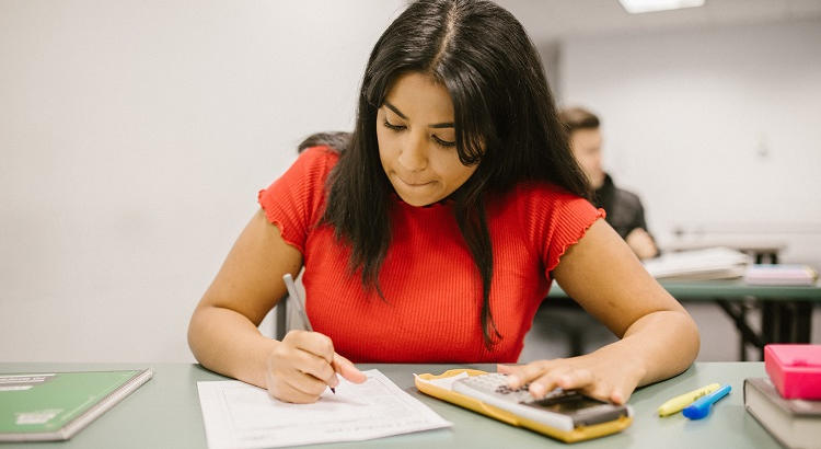 Joven estudiante realizando un examen. | Foto de Rodnae vía Pexels