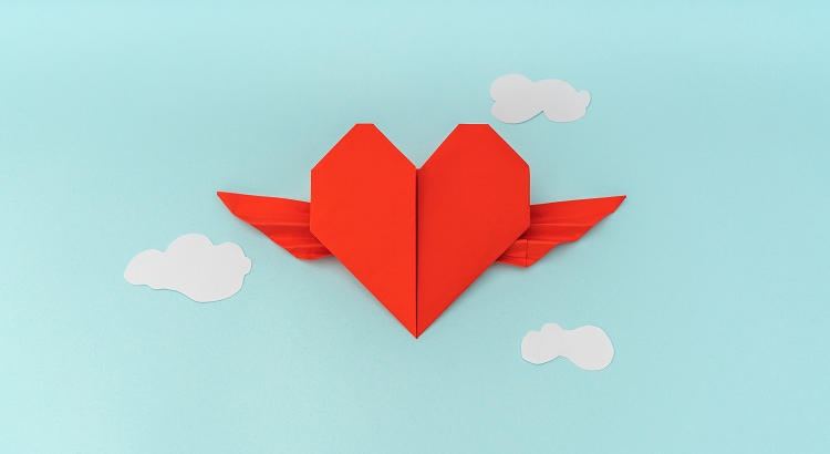 Corazón hecho con origami. | Foto de @jannoon028 vía Freepik