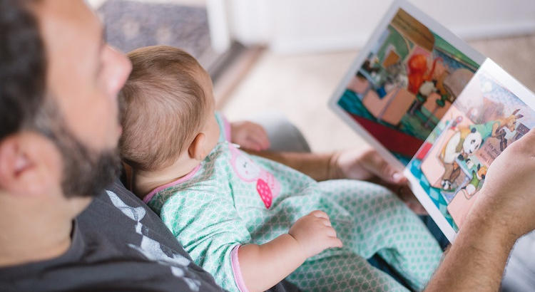 Los innumerables beneficios de leer un libro al día a bebés menores de un año según un estudio