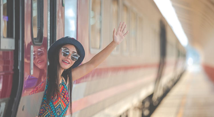 Joven viajando en tren en verano. | Foto de freepik