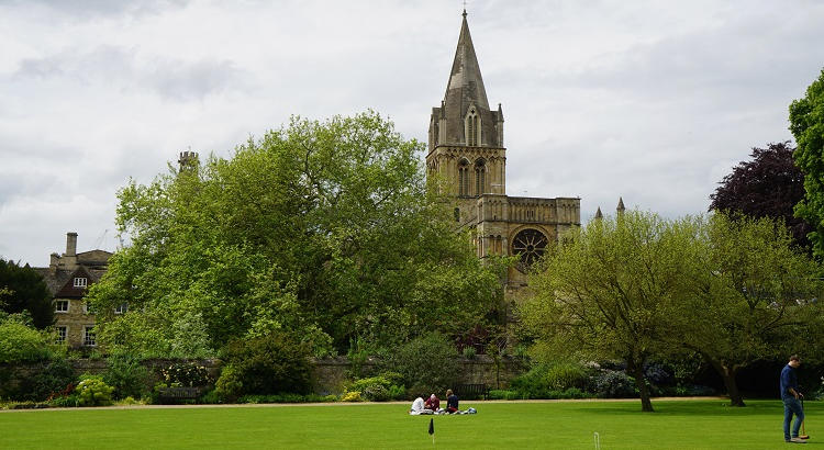 Vista de campo de hierba en Oxford, Reino Unido. | Foto de Beth Macdonald vía Unsplash