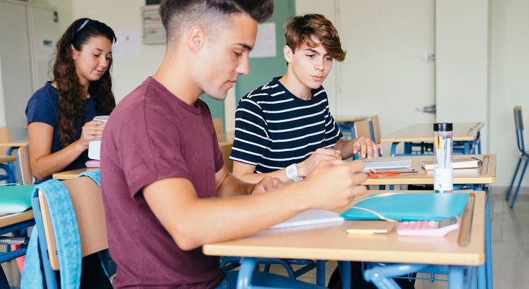 La Comunidad de Madrid anuncia becas para estudiar FP en centros privados