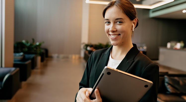 Joven profesional de FP en área de trabajo. | Foto de ansiia vía freepik
