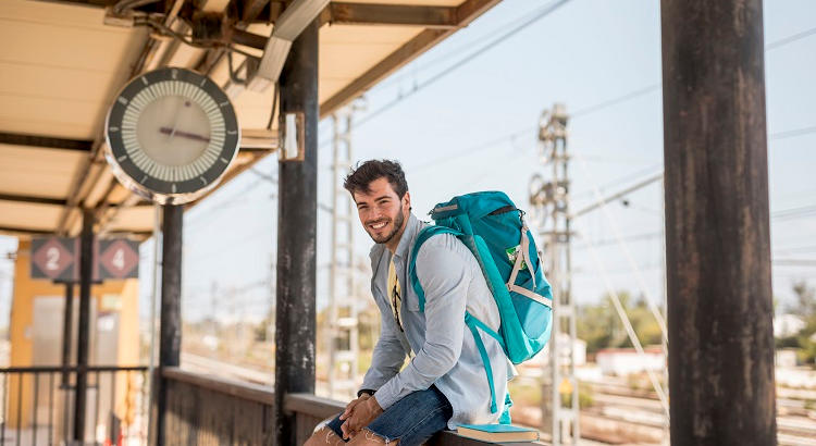 Joven esperando el tren en verano. | Foto de freepik