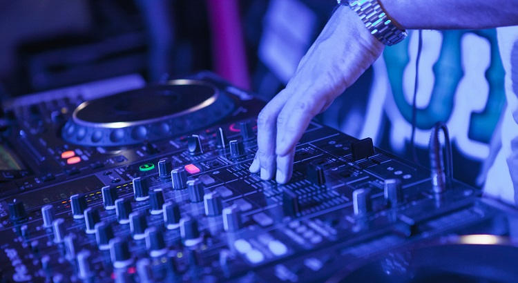 Pasos para ser DJ profesional: la FP Oficial de CES para conseguirlo