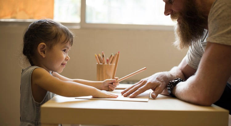 Los niños sacan mejores notas cuando sus padres les dedican tiempo cada día según la Universidad de Leeds
