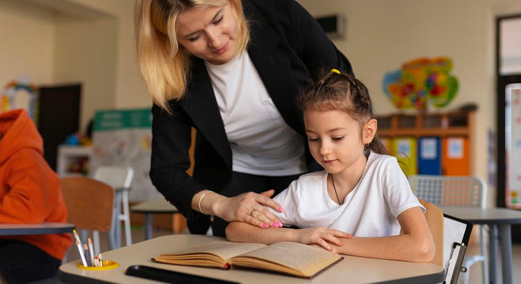 Cada colegio en España necesita al menos cuatro docentes más de media según FECCOO