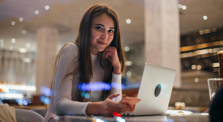 Joven estudiante de Inteligencia Artificial haciendo uso de la tecnología. | Foto de @bublikhaus vía Freepik