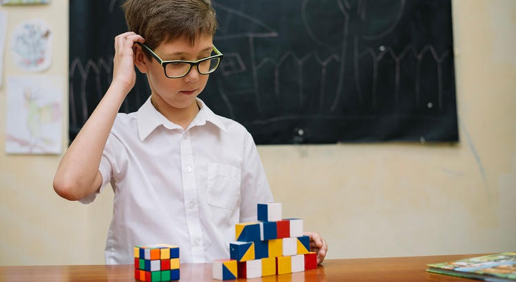 Los pequeños de clase tienen igual probabilidad de mantener el diagnóstico de TDAH que los mayores