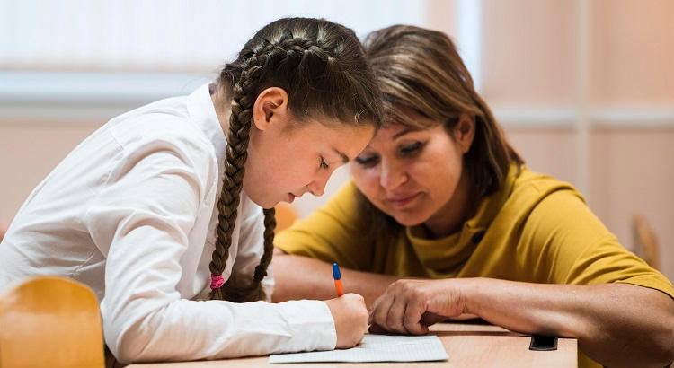 Los docentes españoles sienten que su profesión no está tan valorada como antes según un informe de la UE