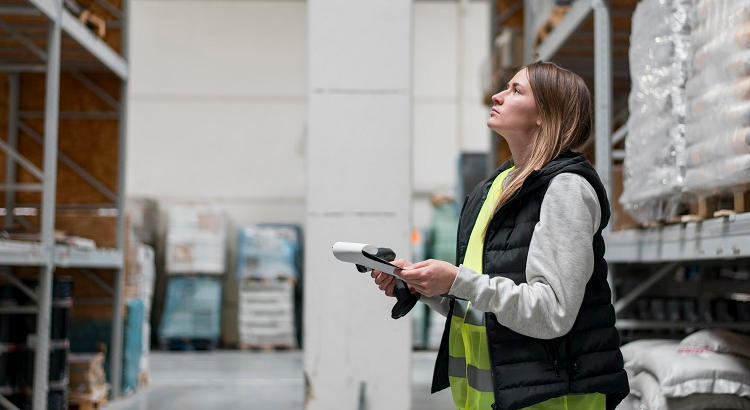 Los profesionales más buscados en 2024 y sus salarios: del sector energético al de Salud o Ingenierías