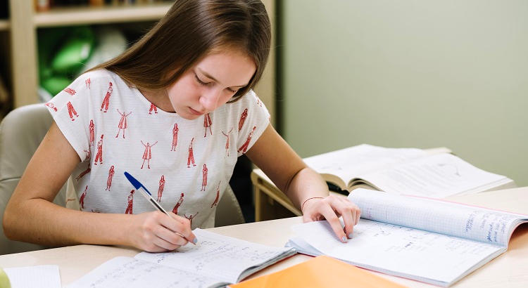 Abierto el plazo de Becas de Bachillerato en Madrid: las notas cuentan por primera vez para los baremos