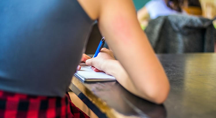 Becas que puedes pedir si vas a estudiar FP en Madrid: plazo abierto