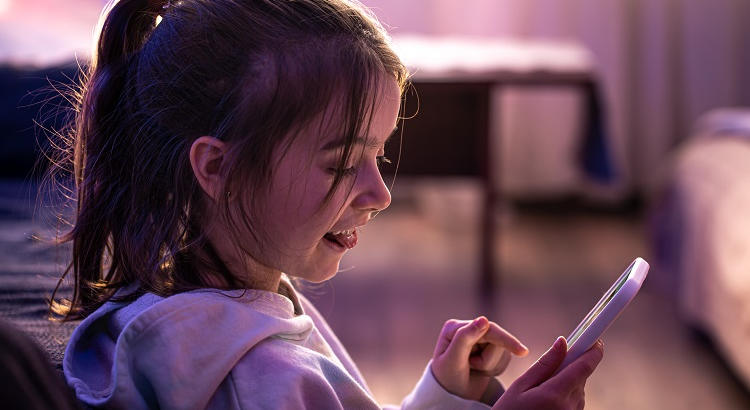 Niña menor de 14 años utilizando las redes sociales en el móvil. | pvproductions vía freepik