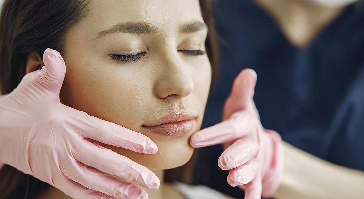 Auxiliar de Medicina Estética: ISED subraya el aumento del 35 % en la demanda laboral para 2030