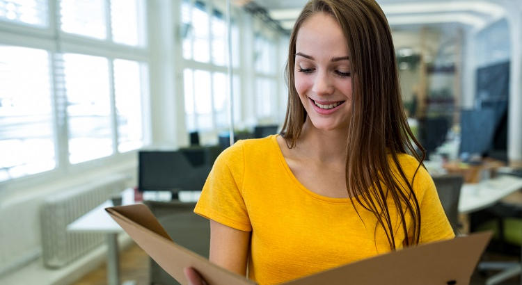 Oposiciones para todos con la ESO: trabaja en Correos, ayuntamientos y más