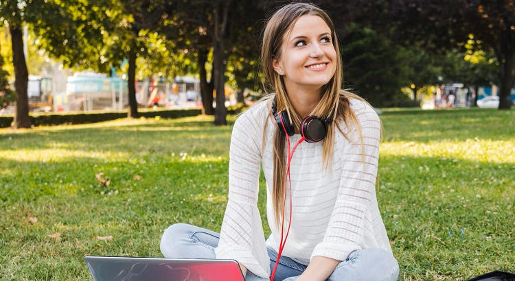 Joven estudiante en campus universitario. | freepik