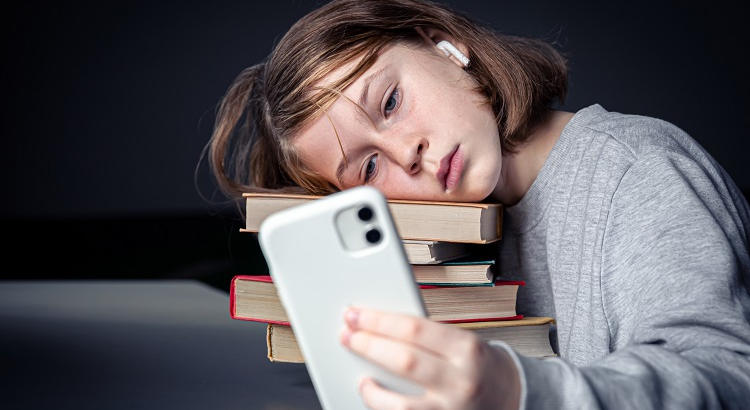 Estudiantes hiperconectados, cerebros distraídos: el móvil como disruptor del éxito académico