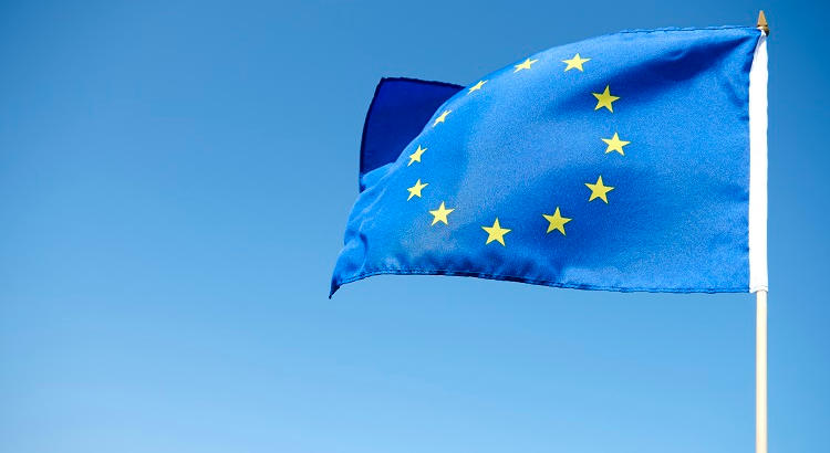 Convocatoria abierta de oposiciones para Administradores de la UE. | Bandera de la Unión Europea. gpointstudio vía freepik