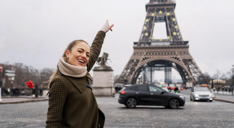 Joven estudiante de máster frente a la Torre Eiffel en París (Francia). | freepik