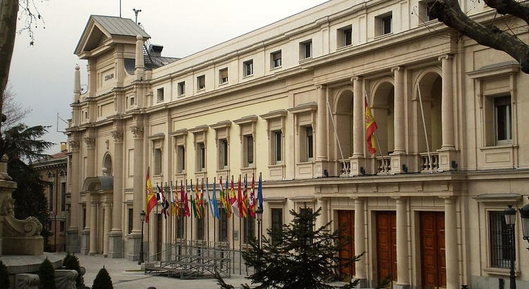 Vista de la fachada principal del Senado en Madrid. | Esetena vía wikimedia commons