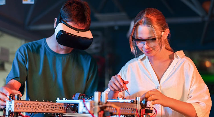 La FP bate récord de alumnos en España con la tecnología educativa como el gran reto para los centros