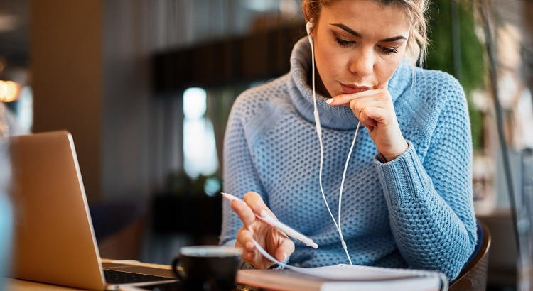 Joven estudiante de formación online (e-learning). | Drazen Zigic vía freepik