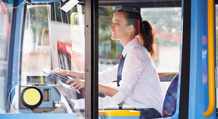Joven conductora de autobús. | Foto: Ministerio de Transportes y Movilidad Sostenible. 